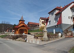 Střed obce se sochou sv. Floriána a roubenou kaplí sv. Zdislavy z r. 2018
