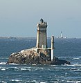 Sein vom Pointe du Raz aus gesehen, im Vordergrund der Leuchtturm la Vieille