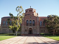 Библиотека Пауэлла, Калифорнийский университет в Лос-Анджелесе (вид спереди) .jpg