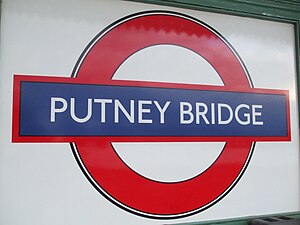 English: Putney Bridge tube station platform r...