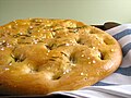 Focaccia z rožmarinom. Focaccia je široko povezana z ligursko kuhinjo