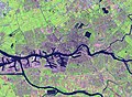 Satellittbilde som viser Nieuwe Maas gjennom Rotterdam. Også sammenløpene med Noord/Lek (høyre kant) og Oude Maas (bunnen) er synlig.