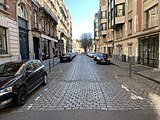 Trace dans les pavés des anciens rails de la ligne rue de la Chambre-des-Comptes (1/2).