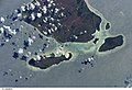 Citra satelit Pulau Wangiwangi bagian selatan dan Kapota pada 2002