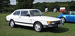 Kaksiovinen sedan-korinen Saab 900.