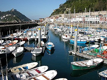 Il ponto di Donostia-San Sebastián, ai piedi del monte Urgull.