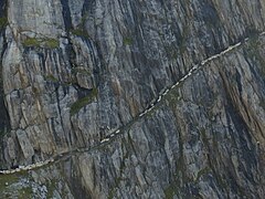 Auf einem in den Fels gesprengten Weg geht es in die Oberaletschschlucht, ...