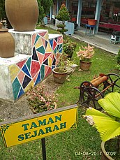 Landskap Taman Sejarah di SMK Sungai Rambai -Memaparkan Tempayan merujuk kepada sejenis bekas yang diperbuat daripada tembikar. Bekas ini bermulut luas dan terdapat dalam pelbagai saiz, dengan pelbagai ukiran tetapi biasanya tanpa ukiran. Selain itu, terdapat juga tempayan yang mempunyai ukiran timbul pada bahagian sisinya. Tempayan ini berasal dari negeri China, dan digunakan bagi menyimpan barangan, makanan, air dan sebagainya.