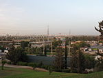 מבט שולט מפארק הנוער והפילבוקס לכיוון צפון-מזרח. במרכז התמונה נראים נתיבי איילון