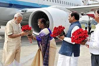Shri Narendra Modi lehen ministroari Jharkhand-eko Draupadi Murmu gobernadoreak-eta ongietorria eman diote Rantxiko aireportura iristean (Jharkhand), 2015.06.28