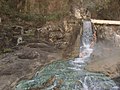 angenehme Rückenmassage im heißen Wasserfall