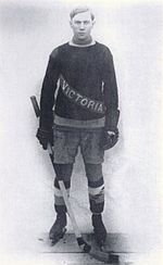 Photographie de Thomas Dunderdale avec le maillot de Victoria.