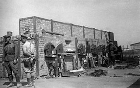 Fours crématoires du camp de Majdanek examinés par des soldats de l'Armée rouge, juillet 1944, photographie de Abraham Pisarek (de)