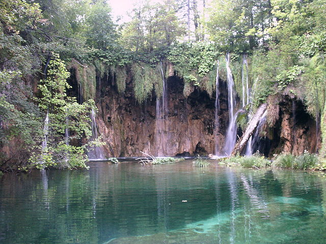 File:Wasserfall_Plitvicer_Seen.jpg