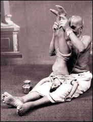 Delwedd:Krishnamacharya teaching.jpg