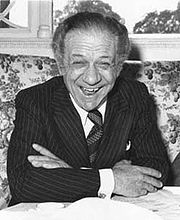 Delwedd:Sid James B&W.jpg