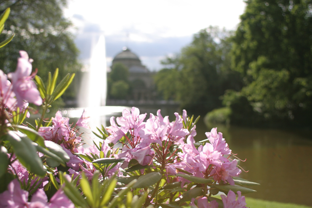 Datei:Kurhaus Wiesbaden vom Kurpark aus.jpg