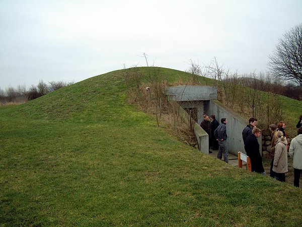 Datei:Wikingerschiff Ladby Grabhuegel.JPG