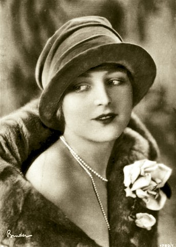 Datei:Evelyn Holt 1928 by Alex Binder.jpg