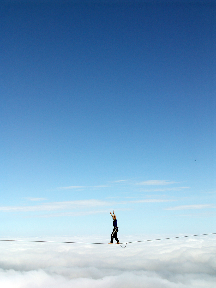 Slacker auf einer Highline im Ammergebierge |Quelle = Slackline-session.com |Urheber = Christian Ettl |Datum = 19.09.2009