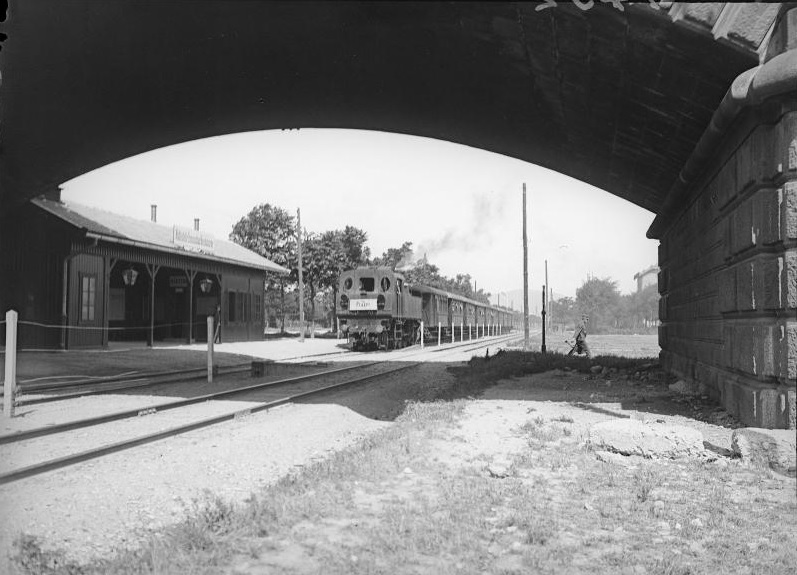 Datei:Haltestelle Communalbad-Reichsbrücke der Wiener Donauuferbahn im Jahr 1900.jpg