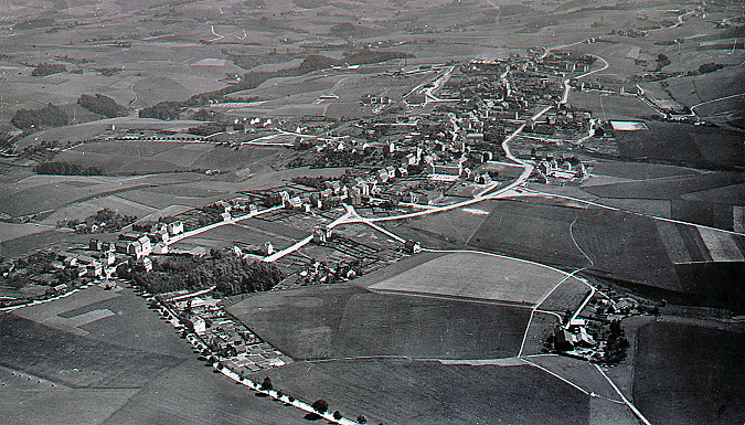 Datei:Historisches Luftbild Straßendorf.jpg