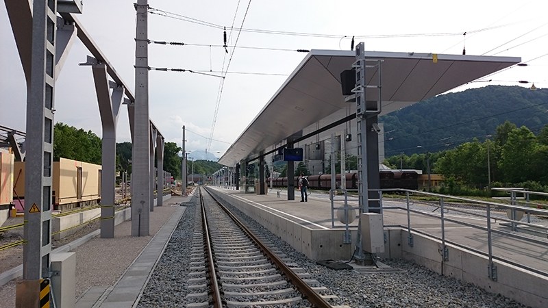 Datei:Neuer Bahnsteig des Bahnhofes Gmunden.JPG