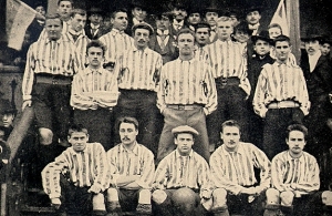 Datei:Gruendungsmannschaft Stuttgarter Kickers 1899.jpg