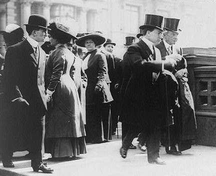 Datei:Foto Rockefellers nach Anhörung 1910.jpg