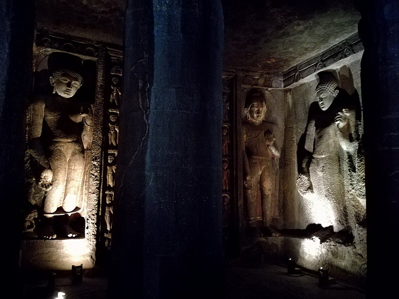Datei:Ajanta, Höhle 4, Figuren in Vorraum zum Kultbildraum.jpg