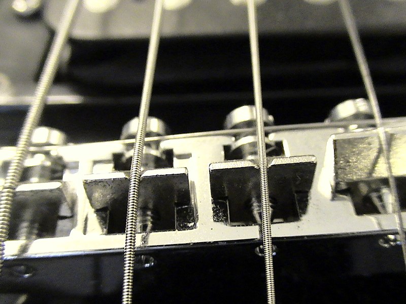 Datei:Electric guitar bridge.JPG