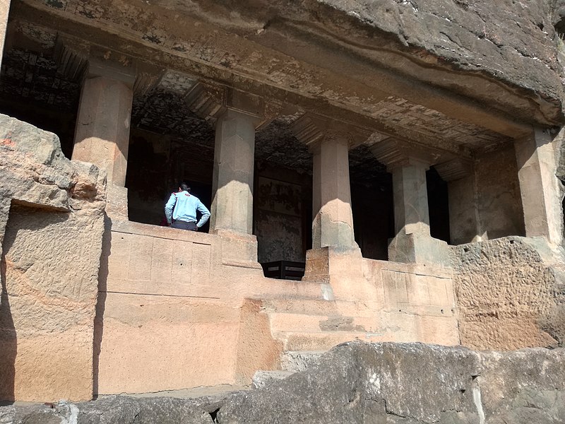 Datei:Ajanta, Höhle 11, Veranda.jpg