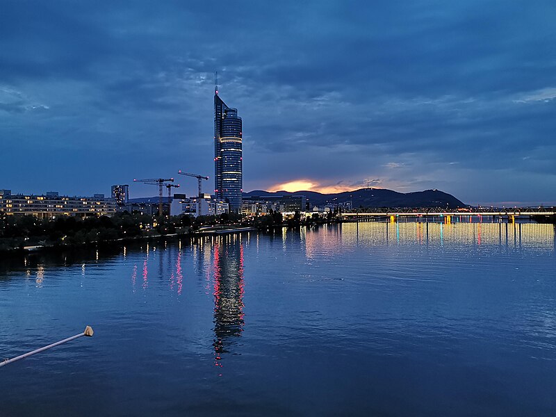 Datei:Millenium Tower (Vienna) during sunset.jpg