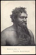 Aborigine mit Skarifizierung auf der Brust