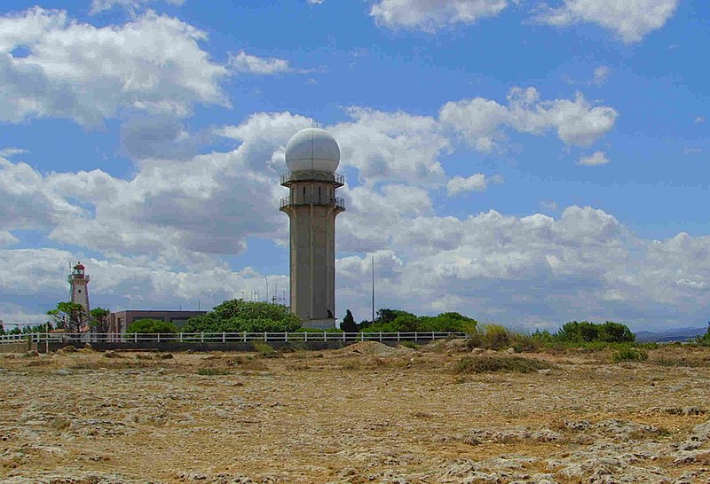 Datei:Cap Leucate (Aude), TV-Transmitter und Leuchtturm.jpg