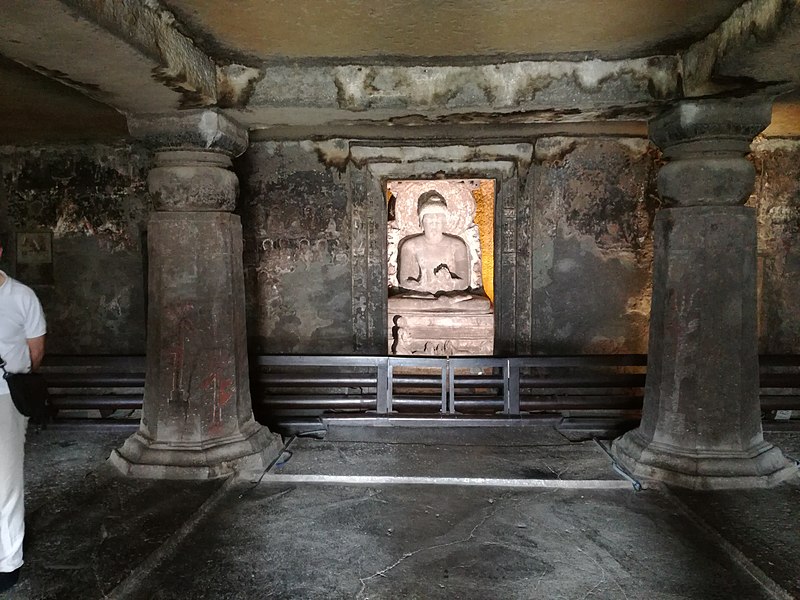 Datei:Ajanta, Höhle 11, Blick zum Kultbildraum.jpg