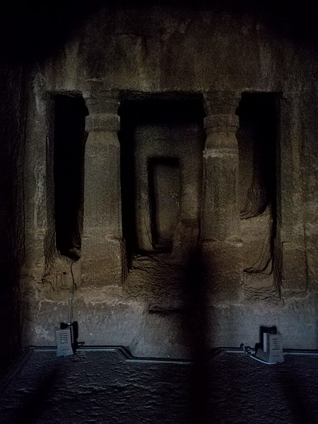 Datei:Ajanta, Höhle 23, Seitenkapelle mit Durchgang.jpg