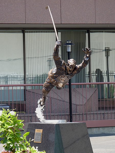 Datei:Bobby Orr Statue.jpg