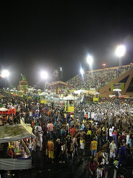 Datei:Karneval in Manaus Sambodromo.jpg