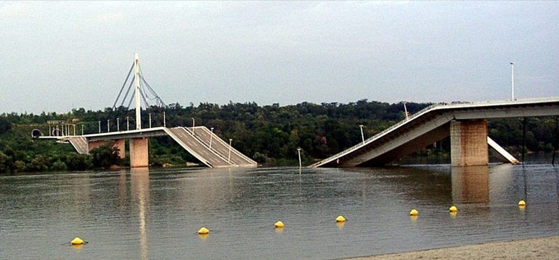 Datei:Novi Sad Freiheitsbrücke 2001.jpg