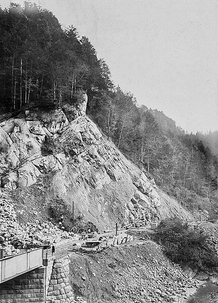 Datei:Steinbruch an der Bregenzerwaldbahn.jpg