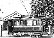 Tw 6 der Straßenbahn Groß-Lichterfelde vor dem Betriebshof Berliner Straße, um 1895