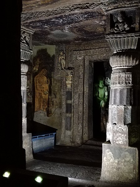 Datei:Ajanta, Höhle 17, Blick schräg in Kultbildraum mit Malerei an der Stirnwand.jpg