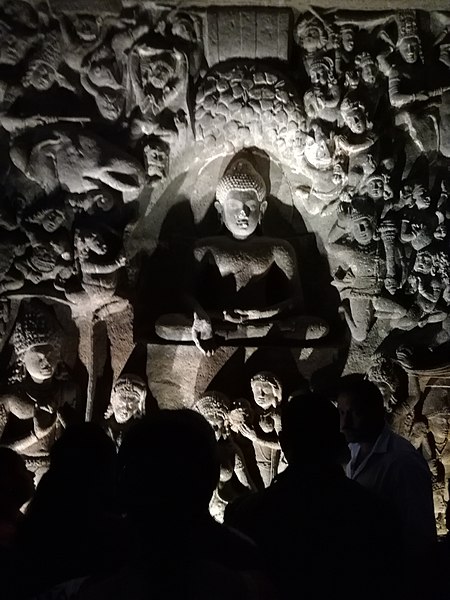 Datei:Ajanta, Höhle 26, Buddharelief im Umgang.jpg