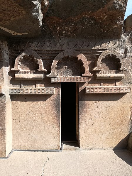 Datei:Ajanta, Höhle 12, Zelleneingang mit Kudus.jpg