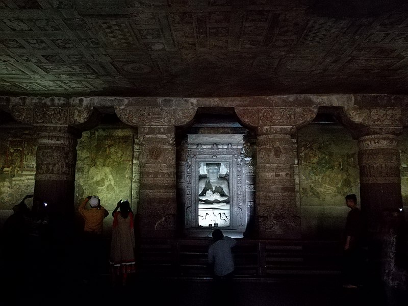 Datei:Ajanta, Höhle 1 Stirnseite.jpg