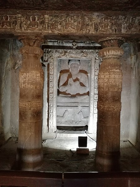 Datei:Ajanta, Höhle 20, Blick durch den Vorraum zum Kultbildraum 2.jpg