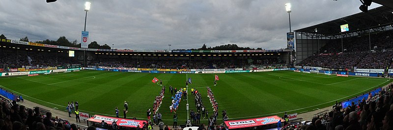 Datei:Holstein-Stadion Panorama Spielfeld 2019.JPG