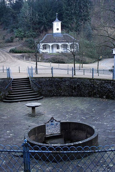 Datei:Fürstenlage Brunnen Wachhaus.jpg