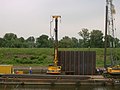 Erster Rammschlag mit nächster Doppelbohle am Kran